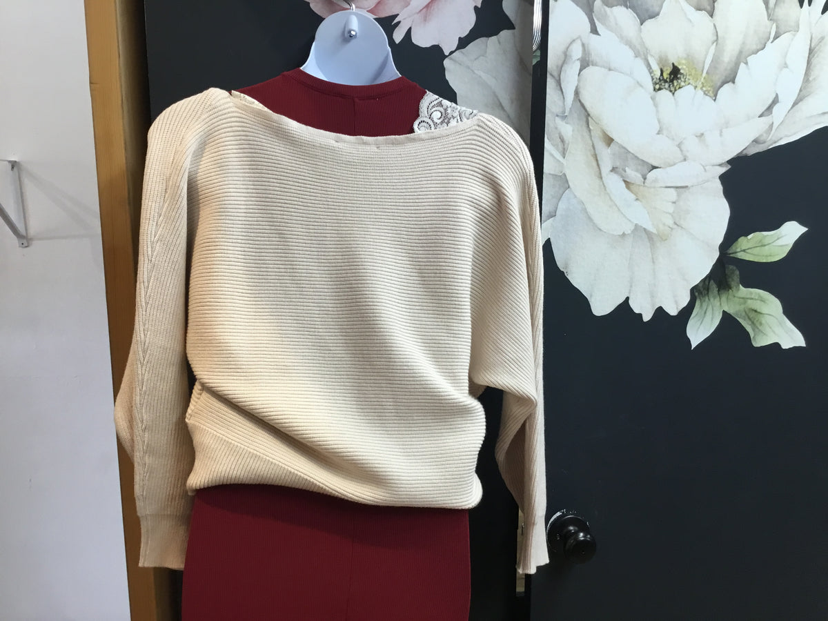 Davi & Dani v-neck with lace sweater